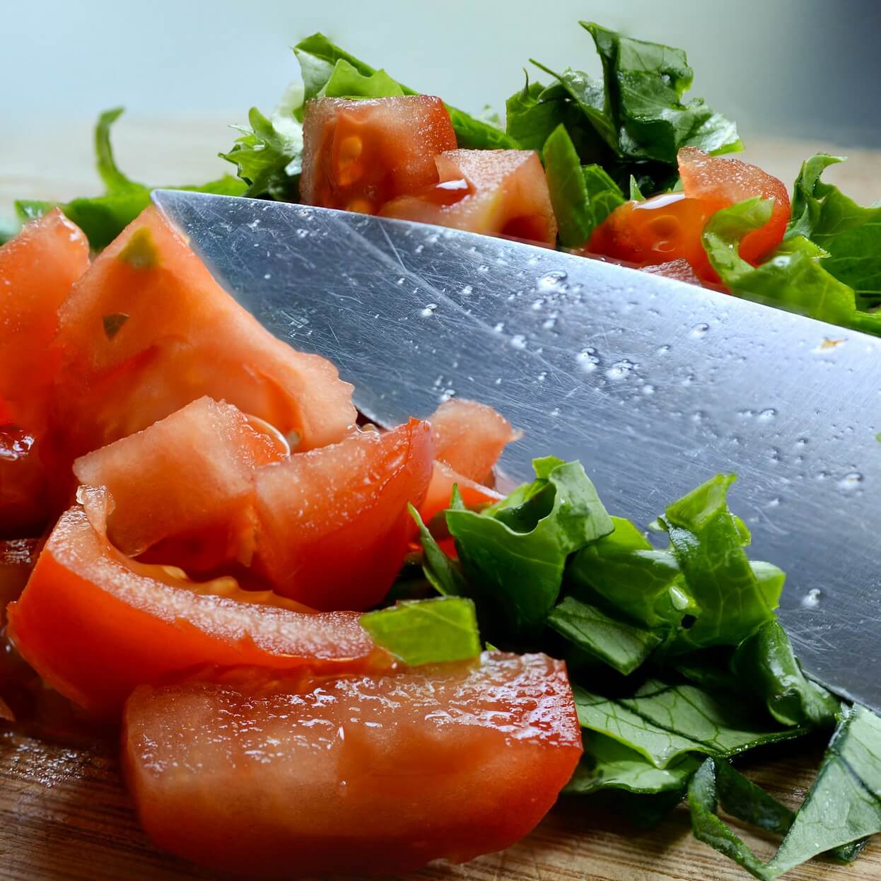 wash kitchen knives and wipe off water